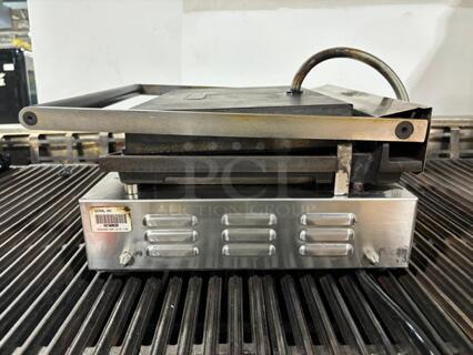 Cecilware TSG-1G Single Panini Sandwich Grill with Grooved Surfaces - 14 1/2" x 10" Cooking Surface - 120V, 1700W
