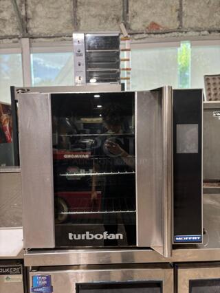 Moffat Turbofan Single Deck Full Size Electric Touch Screen Convection Oven with Steam Injection - 208V, 1 Phase, 5.6 kW


