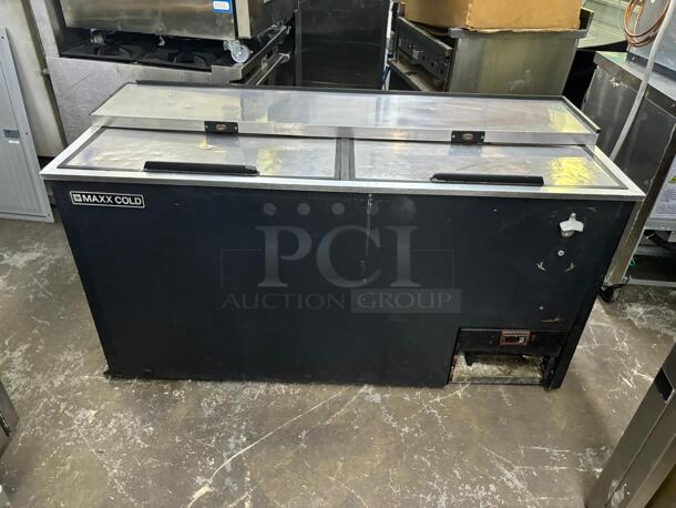 Maxx Cold MXCR50BHC Double Lid Horizontal Bottle Cooler 50"
 - Image 1 of 5