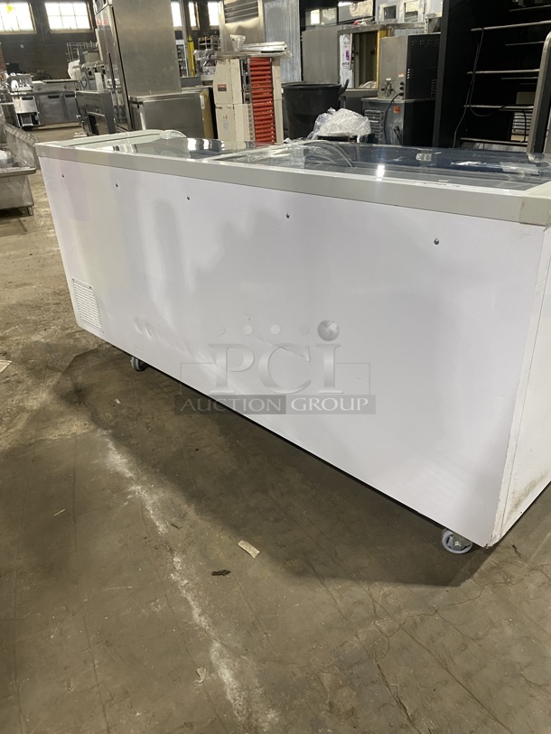NICE! Late Model 2020! DUKERS Chest Reach In Freezer! On Casters! ModeNICE! DUKERS Chest Reach In Freezer! On Casters! Model WD-700Y Serial 0905000DUK200911201000428 115V/60Hz - Image 4 of 7