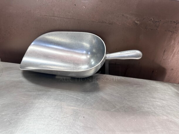 Clean! Winco AS-85 85 oz Aluminum Scoop NSF - Image 2 of 7