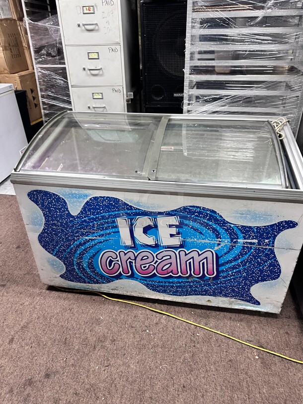 Working Caravell  Curved Sliding Top Commercial Ice Cream Freezer  115 Volt - Image 3 of 8