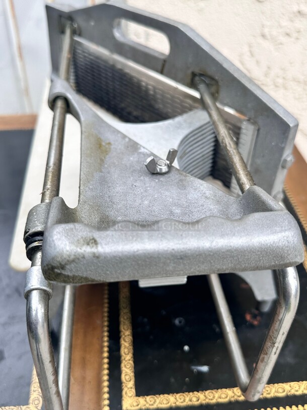 Nice Vollrath 0643N Tomato Pro Cutter, 3/16 inch Cut, Straight Blades - Image 10 of 10