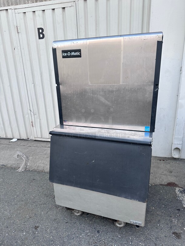 Certified Working! Ice-O-Matic ICE1006HA - 30 inch Ice Machine Cuber Head With Ice Bin - Air Cooled, 1000  lbs. Production Per Day 220 Volt 1 Phase NSF - Image 2 of 9