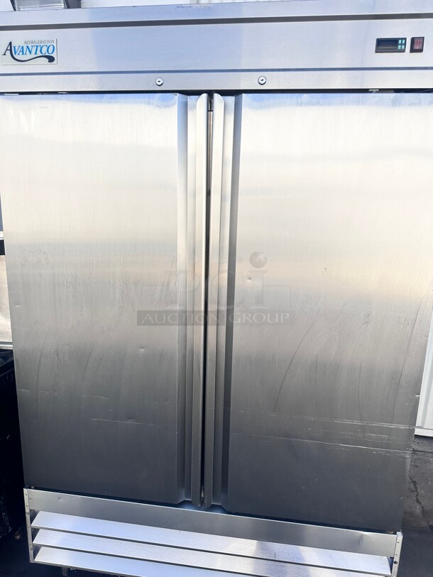 Avantco CFD2FF 54" Stainless Steel Two Section Solid Door Reach-In Freezer - Image 6 of 10