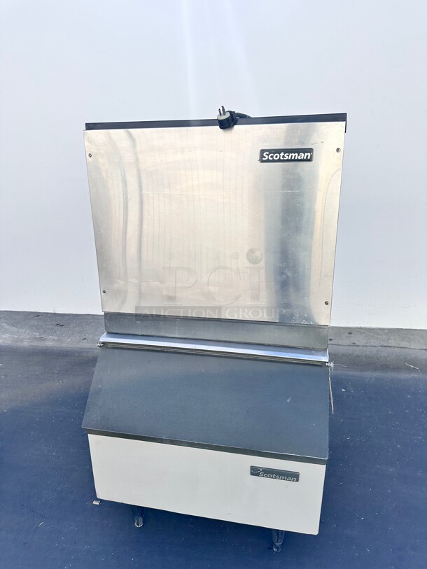 Working Scotsman CME256AS 300 Lb Per Day Commercial Ice Machine With Ice Bin 115 Volt - Image 1 of 7