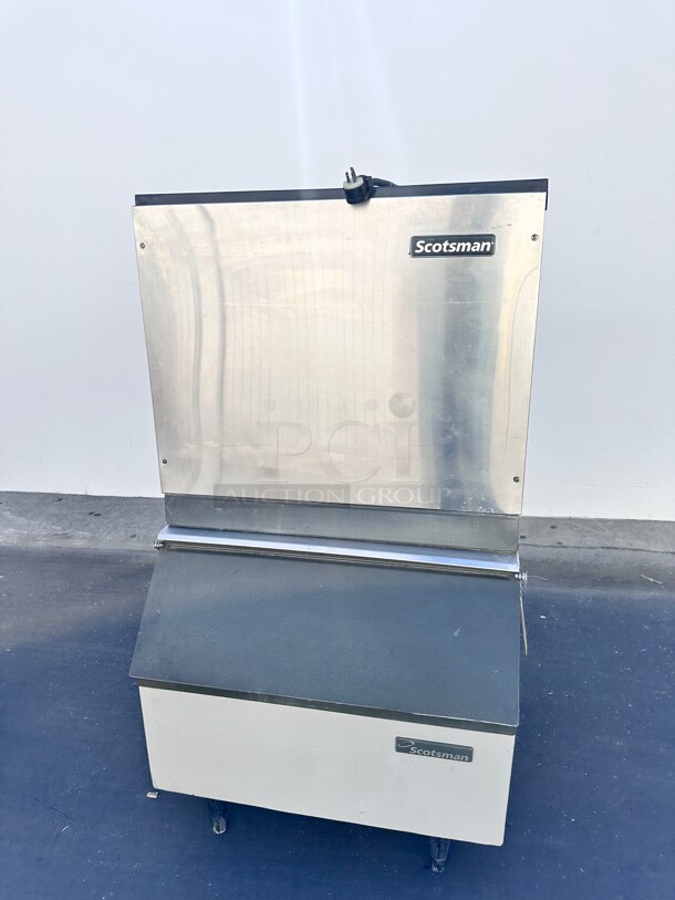 Working Scotsman CME256AS 300 Lb Per Day Commercial Ice Machine With Ice Bin 115 Volt - Item #1106776