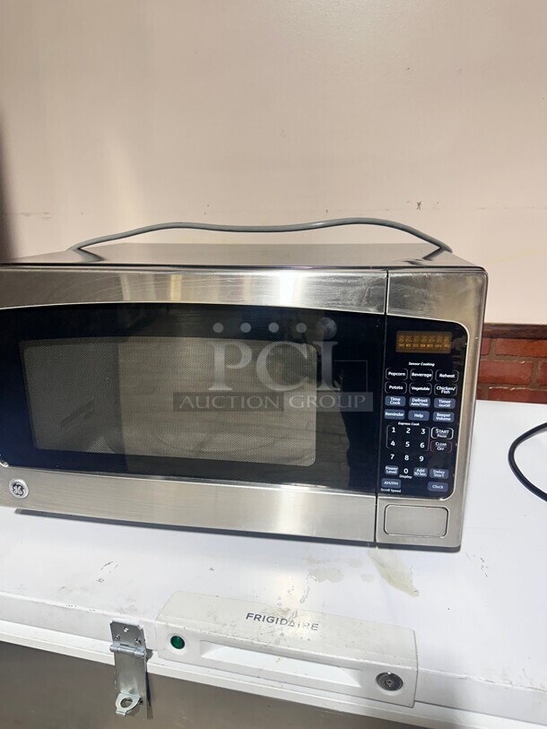 Late Model GE  1000 Watt Medium Duty Commercial Microwave Oven, 120V Working