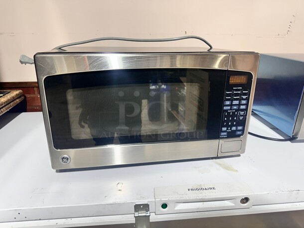 Late Model GE  1000 Watt Medium Duty Commercial Microwave Oven, 120V Working - Image 5 of 6