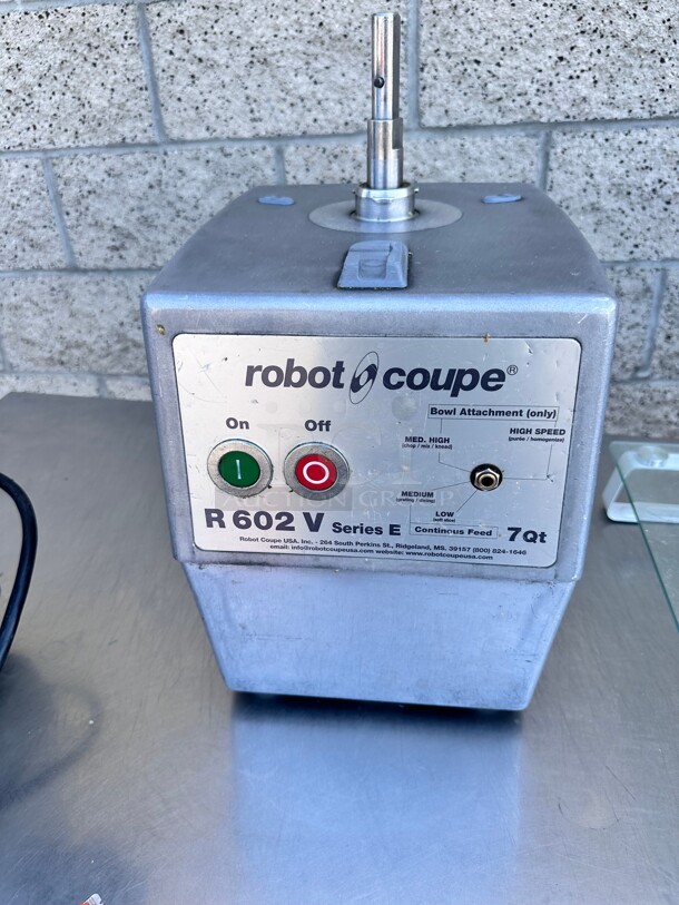 Robot Coupe R602VV Combination Continuous Feed Food Processor with 7 Qt. Only The Base - Image 5 of 9