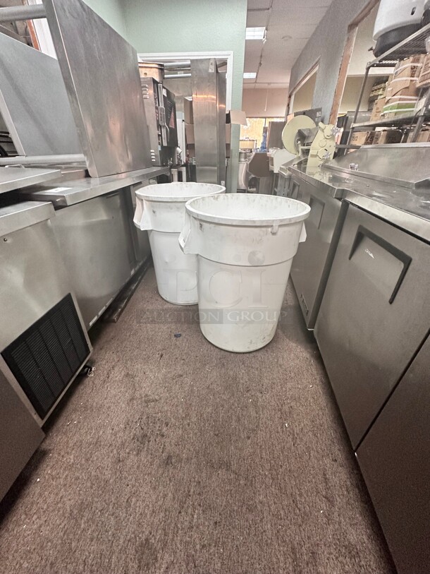 Commercial Heavy Duty 44 Gallon Trash Container NSF  - Image 4 of 5