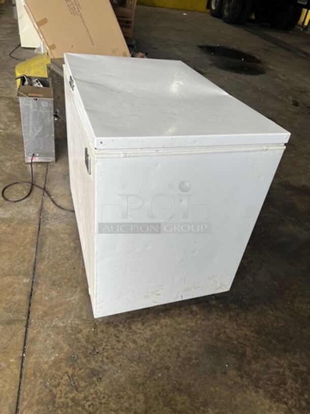 Kelvinator Chest Freezer! 115V 1 Phase! - Image 2 of 5