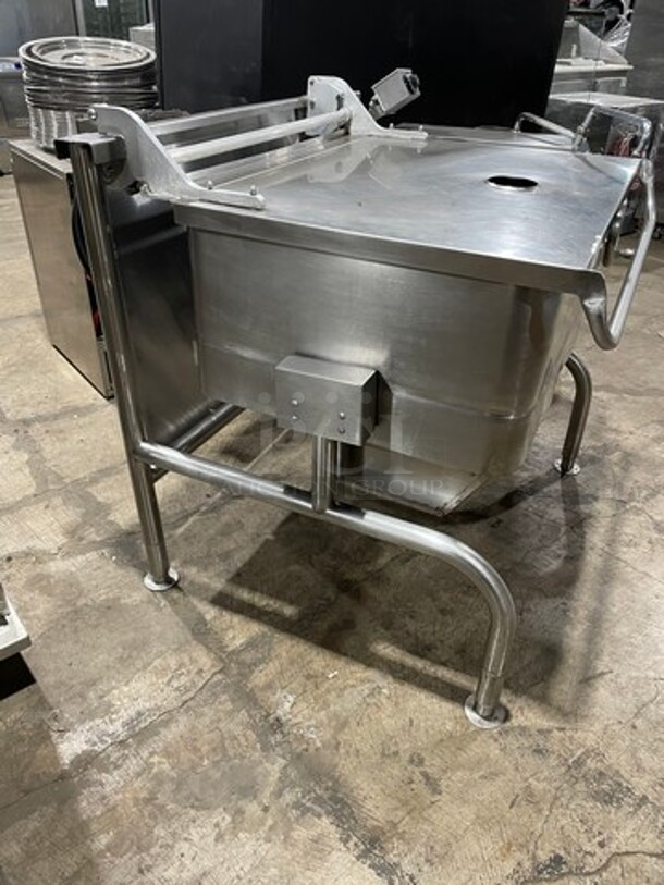 WOW! Groen Natural Gas Powered ECLIPSE SERIES Tilted Braising Pan/Tilt Skillet! All Stainless Steel! Thermostatic Controlled! ModelWOW! Groen Natural Gas Powered ECLIPSE SERIES Tilted Braising Pan/Tilt Skillet! All Stainless Steel! Thermostatic Controlled! Model BPM40G Serial J14907615! On Legs! On Legs! - Image 3 of 9