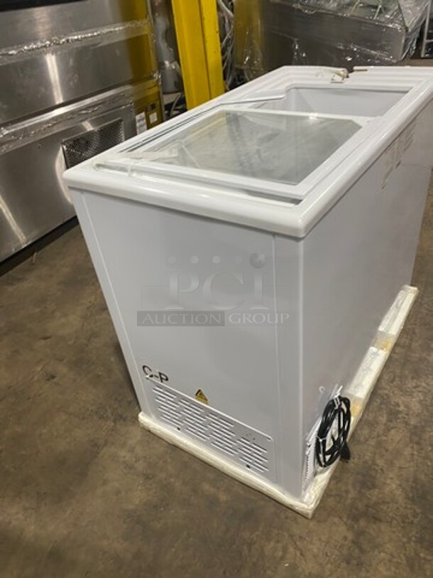 SCRATCH-N-DENT! LATE MODEL! Kelvinator Commercial Reach Down Chest Freezer! With Hinged Top Lid! Model: KCNF073WS SN: F738090 115V - Image 5 of 10