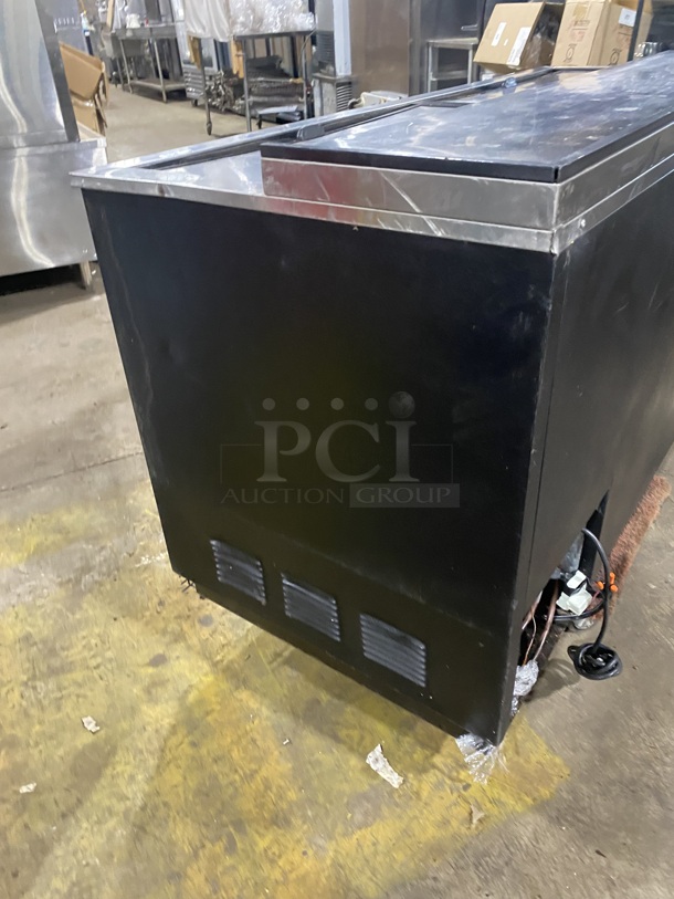 True Refrigerated 2 Top Sliding Door Beer Bottle Cooler! Model TD65-24 Serial 6556524! 115V 1 Phase!  - Image 3 of 8