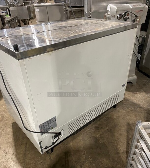 Avantco Stainless Steel Commercial Milk Cooler! On Casters! MODEL 178MC49HC 115V  - Image 4 of 7