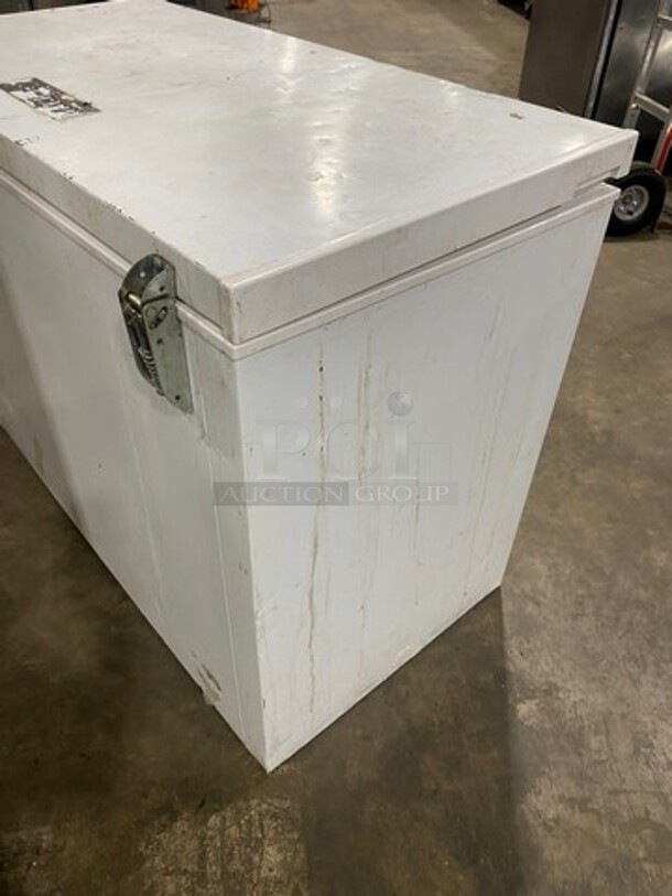 Commercial Reach Down Chest Freezer/ Cooler! With Hinged Top Lid! Model: CFCE09SW SN: 1D60190058 115V 60HZ 1 Phase - Image 3 of 8