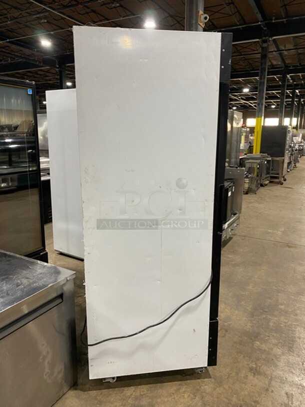 Migali Commercial Single Door Reach In Cooler Merchandiser w/ Poly Coated Racks on Commercial Casters! MODEL C-23RM SN: C-23RM16012292014 115V 1PH - Image 2 of 8