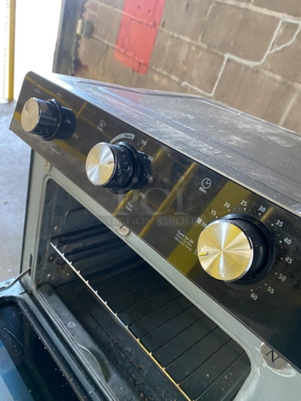 Oster Countertop Air Fryer Oven/ Grill Pan! With View Through Door! With Metal Rack! Model: TSSTTVMAF1 120V 60HZ - Image 7 of 8