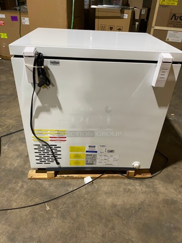 SCRATCH-N-DENT! Ojeda Commercial Reach Down Chest Freezer/ Cooler! With Hinged Top Lid! Model: NCFH34 SN: 000490230156Z 120V 60HZ 1 Phase - Image 4 of 12