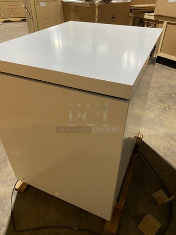 SCRATCH-N-DENT! Ojeda Commercial Reach Down Chest Freezer/ Cooler! With Hinged Top Lid! Model: NCFH34 SN: 000490230156Z 120V 60HZ 1 Phase - Image 5 of 12