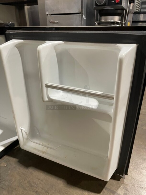 Ever Chill Countertop Single Door Reach-in Refrigerator! With Mini Freezer Compartment! 115V! Model: BC-46 SN: 1102000173!   - Image 7 of 9