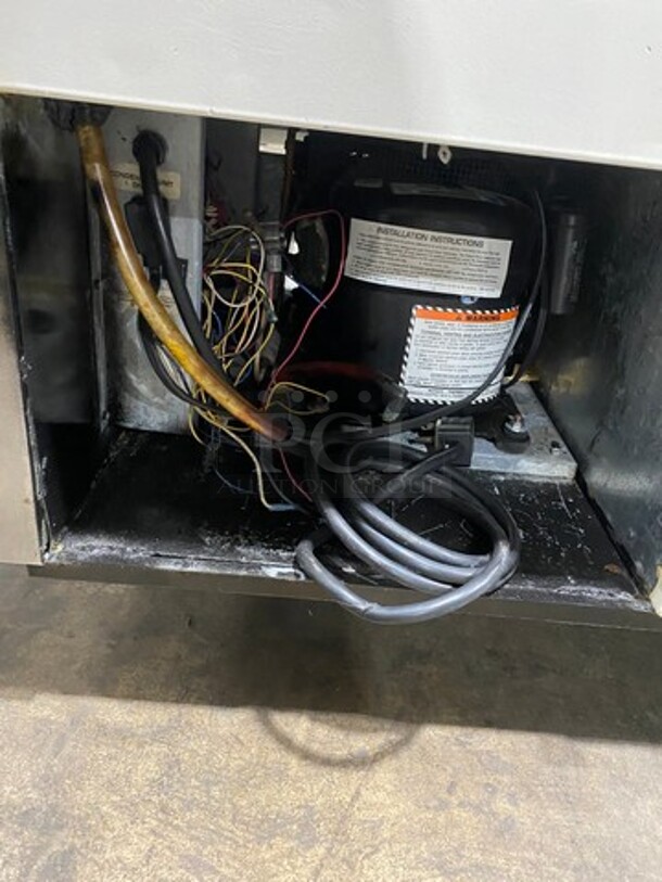 True Commercial Refrigerated Deli/Bakery Display Case! With Slanted Front Glass! With Sliding Glass Rear Access Doors! All Stainless Steel! Model: TDBD722 SN: 13739133 115V 60HZ 1 Phase - Image 9 of 9