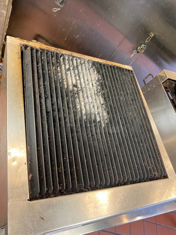 Vulcan Commercial Countertop Natural Gas Powered Char Broiler Grill! Stainless Steel Body! On Small Legs! WORKING WHEN REMOVED! - Image 5 of 7