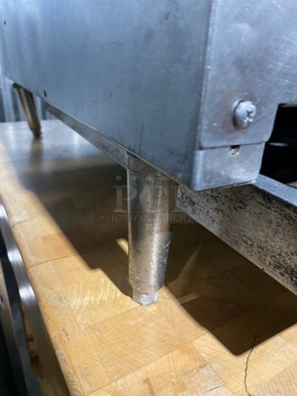 Vulcan Hart Commercial Countertop Natural Gas Powered Char Broiler Grill! Stainless Steel Body! On Small Legs! WORKING WHEN REMOVED! Model: VCCB25 SN: 637101178 - Image 7 of 10