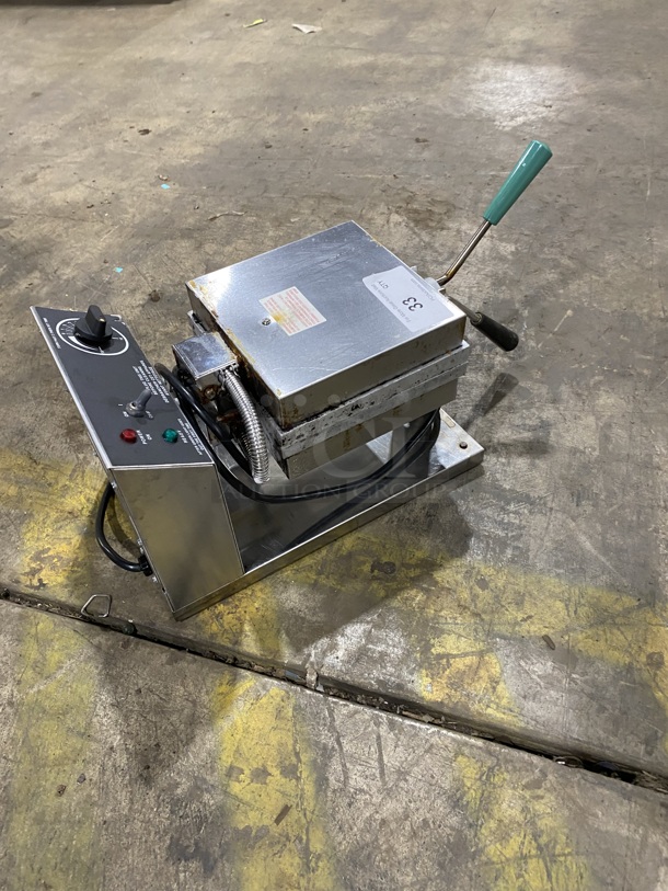 GOLD METAL Belgian Countertop Waffle Baker! Model 5024 Serial BW4-76-7028 120V/50/60Hz - Image 3 of 8