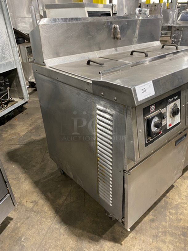 WOW! Henny Penny Commercial Electric Powered 3 Bay Open Fryer! With Fryer Covers! With Backsplash! All Stainless Steel! On Casters! - Image 4 of 9