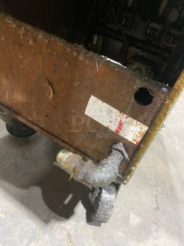 Pitco Frialator Commercial Natural Gas Powered Deep Fat Fryer! With 2 Frying Baskets! With Single Side Splash Guard! All Stainless Steel! On Casters! - Image 9 of 9