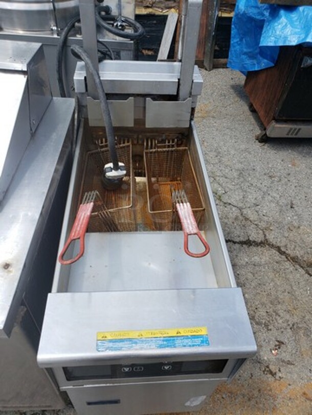 Pitco Electric Fryer!

480 V
3 PH
50/ 60 Hz  - Image 2 of 7