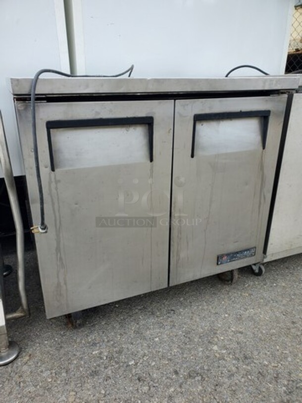 True TUC-36| 36" Undercounter Refrigerator - 2 Door 115V| 36"W X 30"D X 36"H| (Running but not cooling) - Image 4 of 4