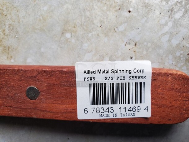 ALLIED Pie Server with Wood Handle Brand New! BIDX3 - Image 2 of 4