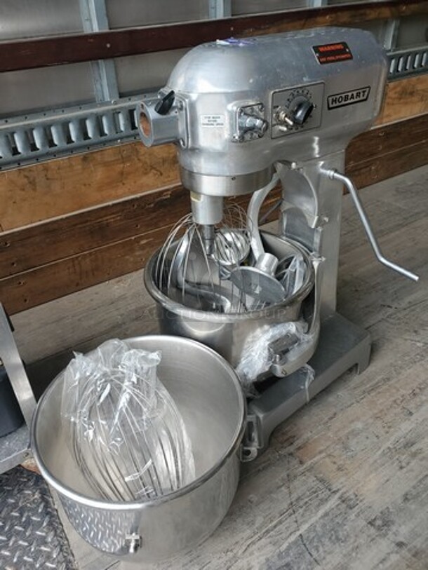 Hobart A-200DT 20Qt Mixer 115V Includes a bowl, Hook, wire whip & a flat beater, Very nice condition!  - Image 3 of 4