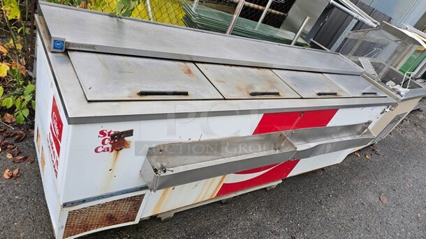 Vintage Coca Cola Cooler
Working Condition
Inside is rusty - Image 3 of 5