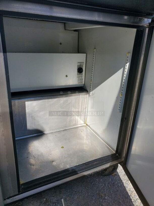 True 3 Door Mega Top Refrigerated Sandwich Prep Table on Casters!
115 V
60 Hz
1 PH - Image 6 of 9