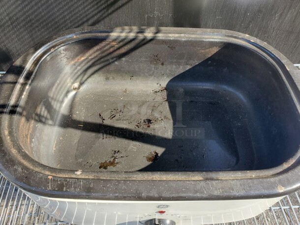 R08 Roaster Oven. Knob is cracked but still appears to turn fine. - Image 2 of 3