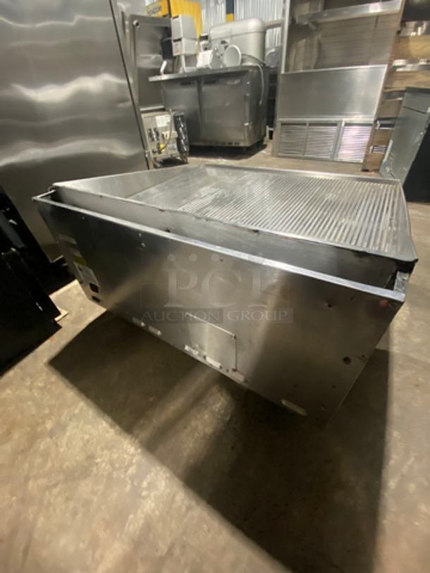 Keating Commercial Countertop Natural Gas Powered Grill! With Mirror Shine Grooved Grill! With Back And Side Splashes! All Stainless Steel! On Legs! Model: 36X36FLD SN: GG43239 - Image 4 of 9