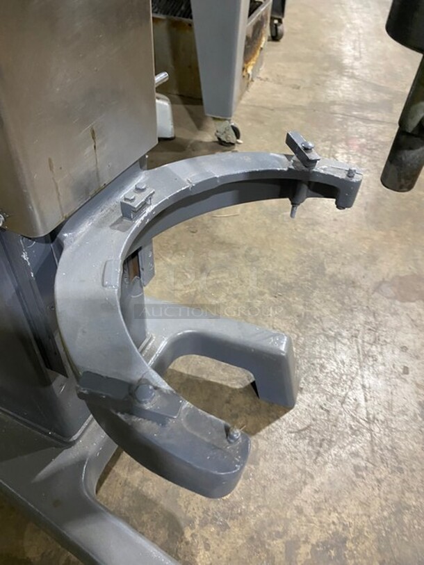 Hobart D330 Metal Commercial Floor Style 30 Quart Planetary Dough Mixer! Working When Removed! MODEL D-330 SN:111011880 208V 3PH - Image 8 of 9