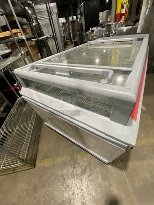 AHT Commercial Reach Down Chest Freezer Display Merchandiser! Model: SYDNEY223 SN: 34885300000664 110/120V 60HZ 1 Phase - Image 3 of 10