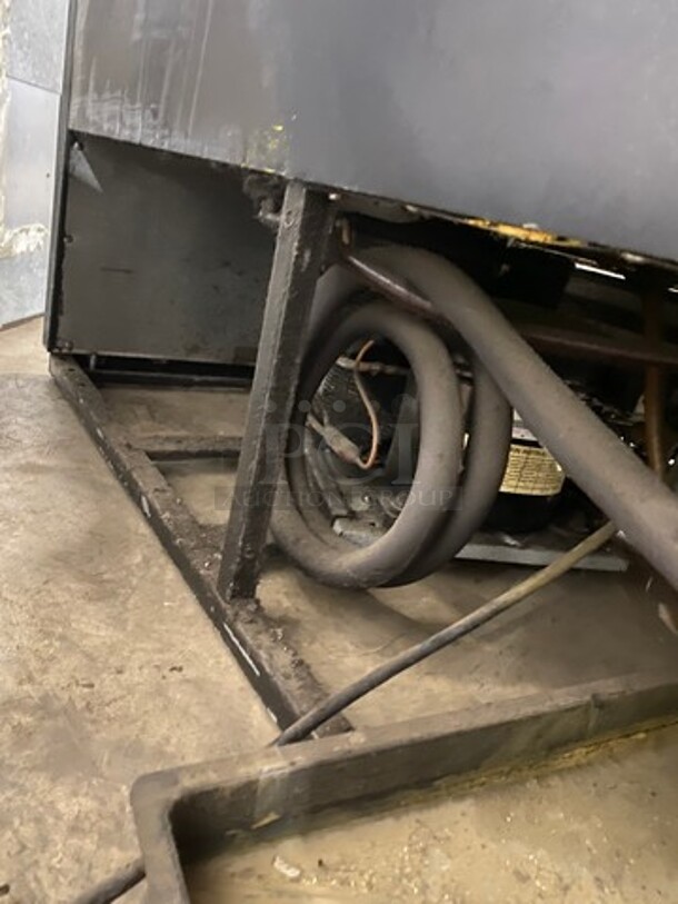 NICE! True Commercial 2 Door Reach In Cooler Merchandiser! With View Through Doors And Sides! With Poly Beverage Racks! Model: GEM49 SN: 14438952 115V 60HZ 1 Phase - Image 9 of 10