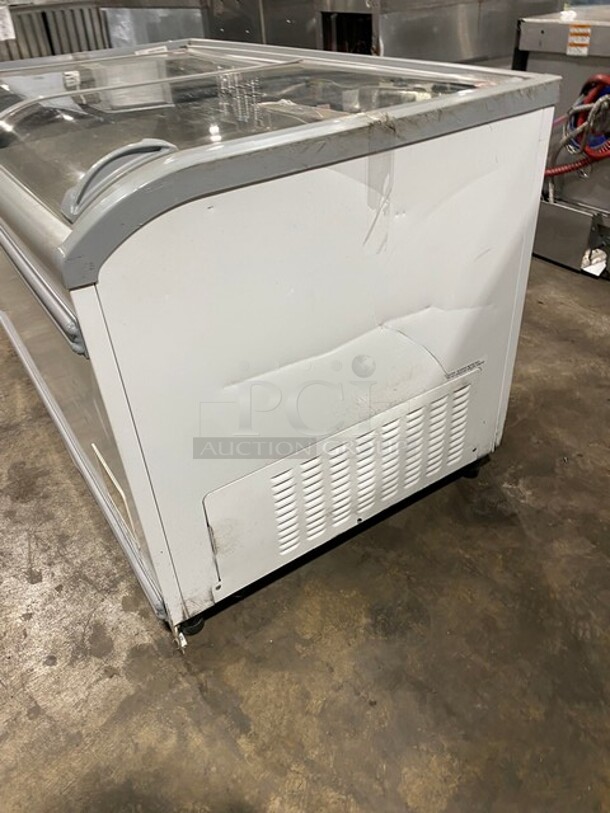 AHT Commercial Reach Down Chest Freezer Display Merchandiser! Model: PARIS145 SN: 40990900000069 110/120V 60HZ 1 Phase - Image 3 of 9