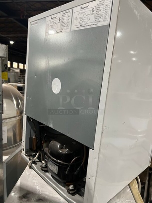 Magic Chef Countertop/ Undercounter Mini Refrigerator! Model: HMBR265WE - Image 6 of 7