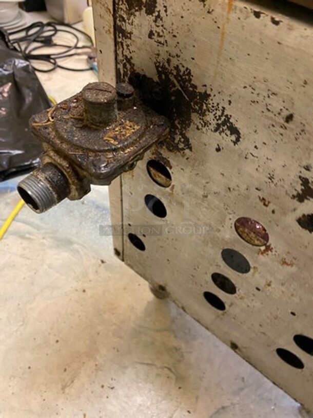 Royal Commercial Gas Powered Single Burner Stock Pot Range! Stainless Steel! On Legs! WORKING WHEN REMOVED! - Image 7 of 7