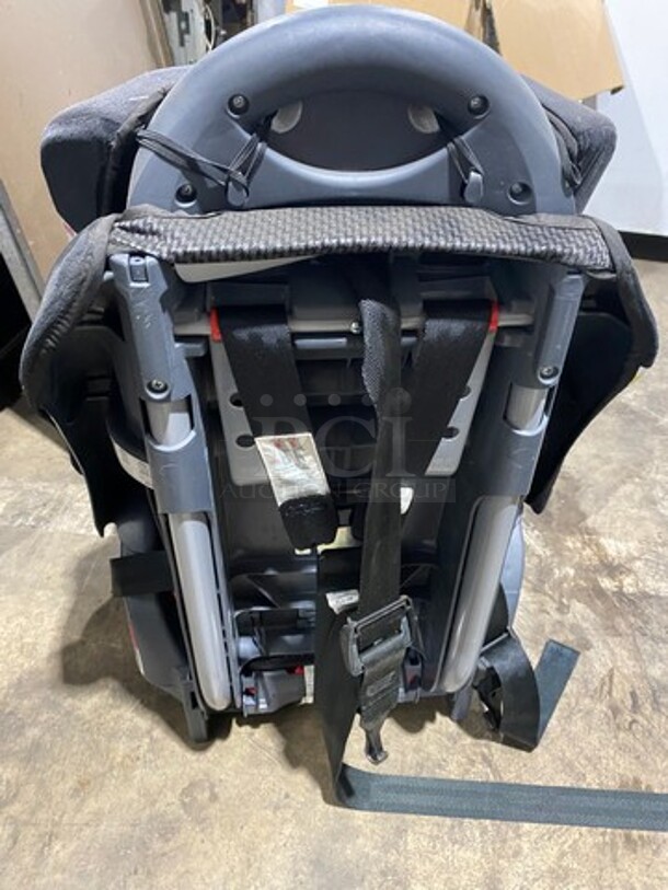 IN ORIGINAL BOX! Graco Child Safety Car Seat! With Straps! With Single Side Cup Holder! With Side Patting For Head Support! - Image 4 of 6