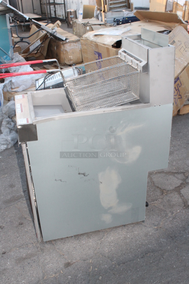 BRAND NEW SCRATCH & DENT! Vulcan LG400-1 45-50 lb. Natural Gas Floor Fryer - 120,000 BTU. S/N: DV1184033 Missing Leg and screws. 	 - Image 6 of 10