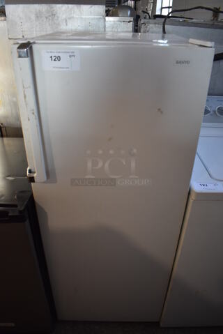 Sanyo SR-952 Metal Cooler. 120 Volts, 1 Phase. 21.5x24x54. Tested and Powers On But Does Not Get Cold