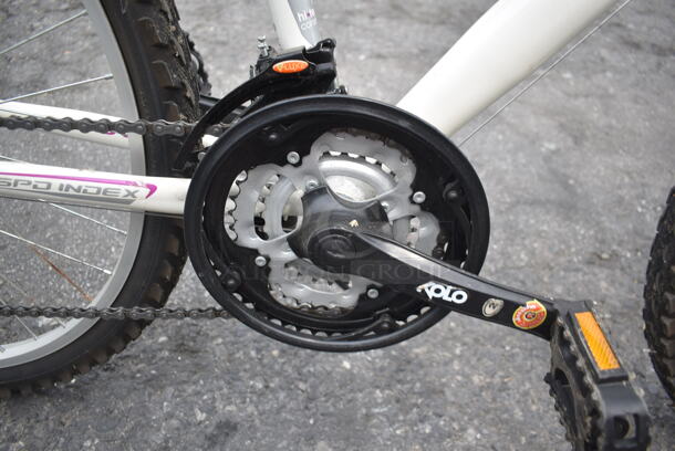 Huffy V-Luxe White And Black 7-Speed Bike. - Image 6 of 9